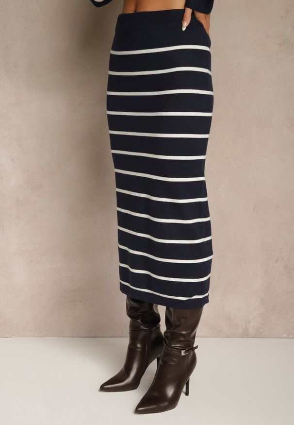 Renee - Granatowy Komplet z Wiskozą Spódnica i Bluzka z Guzikami Ozdobione Paskami Forrive. Kolor: niebieski. Materiał: wiskoza. Wzór: aplikacja