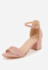Renee - Jasnoróżowe Basicowe Sandały na Słupku Vices z Paskiem Wokół Kostki Varhira. Okazja: na randkę, na ślub cywilny, na wesele. Zapięcie: pasek. Kolor: różowy. Materiał: satyna. Obcas: na słupku. Styl: elegancki, klasyczny #4