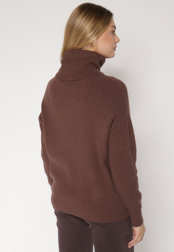 Born2be - Brązowy Golf o Klasycznym Kroju z Kaszmirem Azifra. Okazja: na spotkanie biznesowe. Typ kołnierza: golf. Kolor: brązowy. Materiał: kaszmir. Wzór: aplikacja. Styl: klasyczny