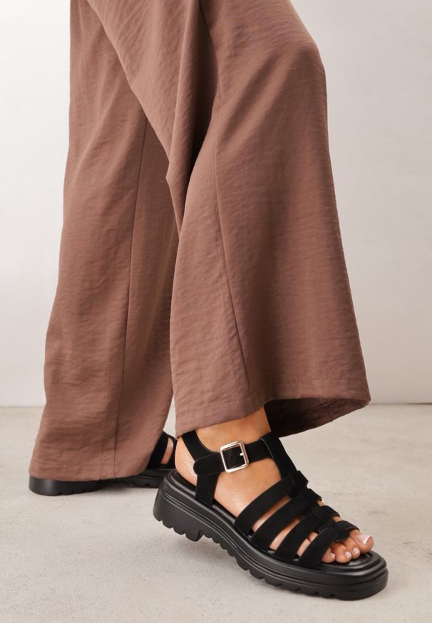 Born2be - Czarne Casualowe Sandały Gladiatorki VICES z Imitacji Zamszu Savaronei. Okazja: na co dzień. Zapięcie: pasek. Kolor: czarny. Materiał: zamsz. Sezon: lato. Styl: casual