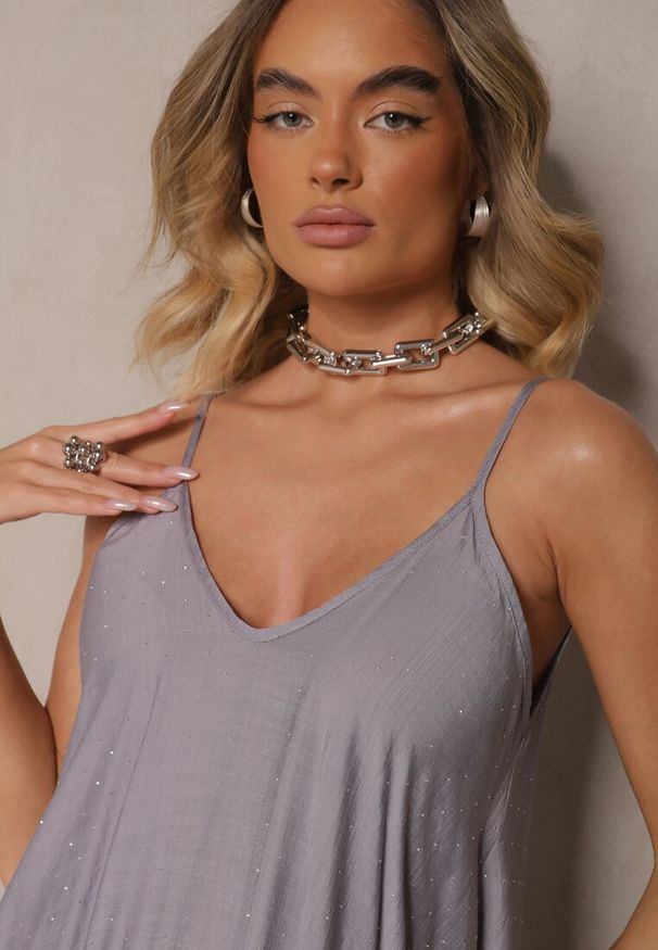 Renee - Niebieska Wiskozowa Sukienka o Rozkloszowanym Kroju Ozdobiona Cyrkoniami Tosnaria. Typ kołnierza: dekolt w kształcie V. Kolor: niebieski. Materiał: wiskoza. Wzór: aplikacja. Styl: klasyczny, elegancki