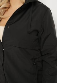 Born2be - Czarna Kurtka w Stylu Parki z Kapturem i Ściągaczem w Talii Efanelena. Okazja: na co dzień, na spacer. Typ kołnierza: kaptur. Kolekcja: plus size. Kolor: czarny. Materiał: jeans. Styl: casual, elegancki #5