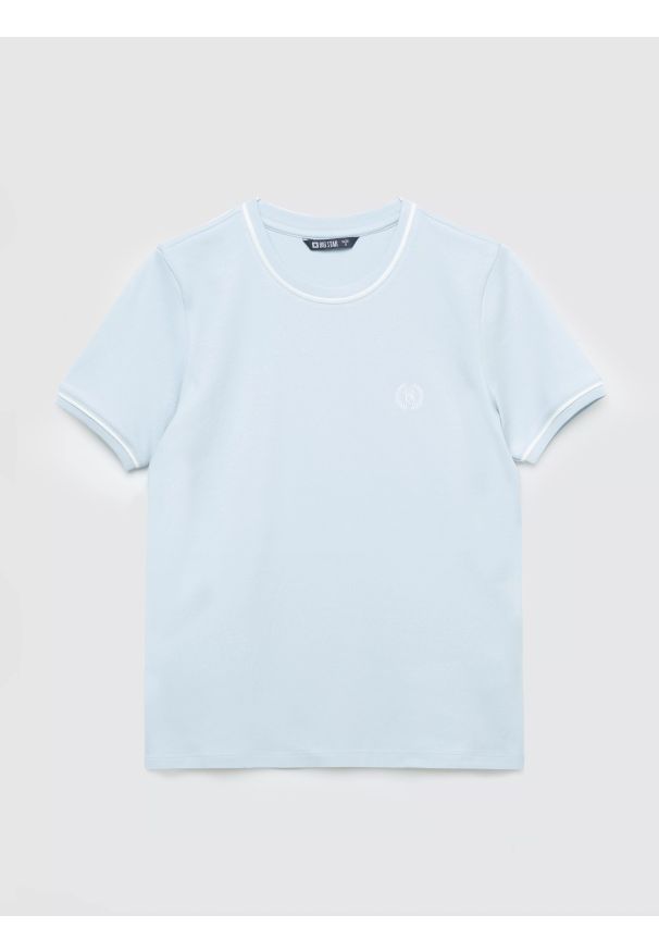 Big-Star - Koszulka damska z kontrastowym wykoŅczeniem jasnoniebieska Lemoure 400. Okazja: na co dzień. Kolor: niebieski. Materiał: materiał, skóra, dzianina. Długość rękawa: krótki rękaw. Wzór: haft, geometria, gładki. Styl: elegancki, klasyczny, casual