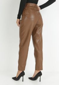 Born2be - Brązowe Spodnie z Imitacji Skóry z Paskiem Lono. Stan: podwyższony. Kolor: brązowy. Materiał: skóra #6
