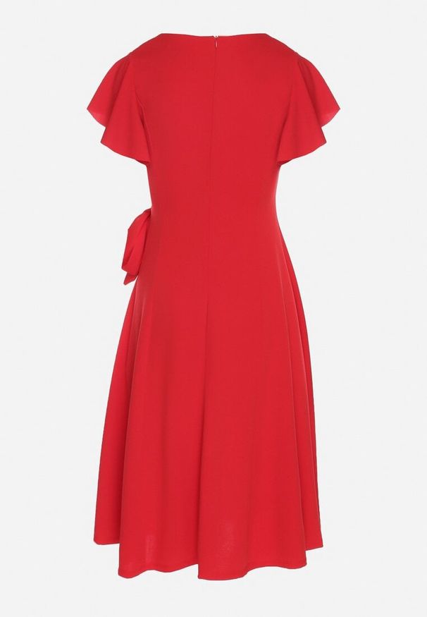 Born2be - Czerwona Rozkloszowana Sukienka Kopertowa z Wiązaniem w Talii Dannila. Kolor: czerwony. Wzór: aplikacja. Typ sukienki: kopertowe