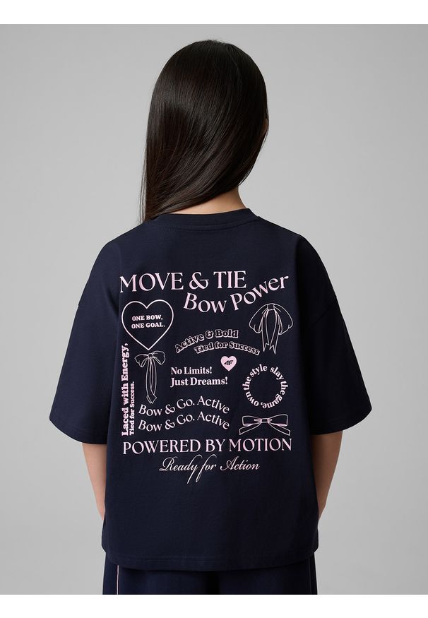4f - 4F T-shirt loose z nadrukiem dziewczęcy - granatowy 134/140 (8-10 lat). Okazja: na uczelnię, na co dzień. Kolor: niebieski. Materiał: materiał, bawełna, jeans. Wzór: nadruk. Sezon: lato. Styl: sportowy, casual