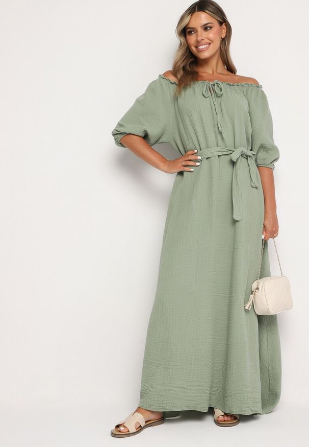 Born2be - Ciemnozielona Trapezowa Muślinowa Sukienka z Bawełny z Paskiem i Gumką w Talii Vimarinn. Okazja: na co dzień. Typ kołnierza: dekolt hiszpanka. Kolor: zielony. Materiał: bawełna. Typ sukienki: trapezowe. Styl: casual