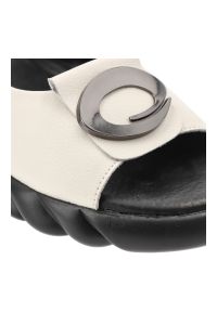 Beżowe Sandały Filippo Wygodne Obuwie Damskie Z Broszką. Okazja: na spacer, na co dzień. Zapięcie: pasek. Kolor: beżowy. Materiał: skóra. Wzór: aplikacja. Sezon: lato. Styl: casual, elegancki #4