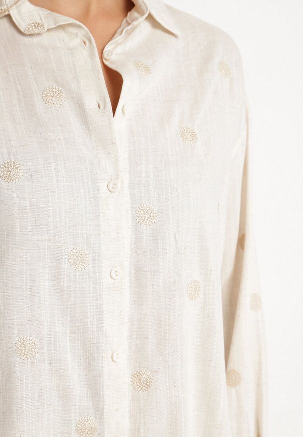 Born2be - Beżowa Koszula z Wiskozą i Lnem Ozdobiona Haftem Lisarena. Okazja: na co dzień. Typ kołnierza: kołnierzyk klasyczny. Kolor: beżowy. Materiał: len, wiskoza. Długość rękawa: długi rękaw. Długość: długie. Wzór: haft, aplikacja. Styl: klasyczny, casual, elegancki