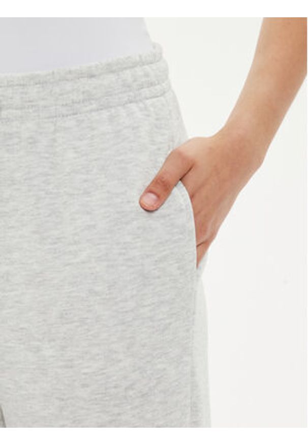 Gina Tricot Spodnie dresowe Basic 21183 Szary Relaxed Fit. Kolor: szary. Materiał: bawełna, syntetyk