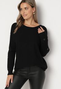 Born2be - Czarny Sweter z Dodatkiem Bawełny i Wiskozy z Guzikami na Rękawach Ciasine. Okazja: na co dzień. Kolekcja: plus size. Kolor: czarny. Materiał: wiskoza, bawełna. Długość rękawa: długi rękaw. Długość: długie. Styl: casual