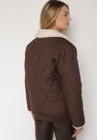 Born2be - Brązowa Koszulowa Kurtka Pikowana z Futerkowym Kołnierzem Seruna. Okazja: na spacer. Typ kołnierza: golf. Kolor: brązowy. Materiał: dzianina, jeans. Styl: klasyczny #7