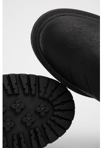 Armani Exchange Kozaki skórzane XDO007.XV401.N642 damskie kolor czarny na platformie lekko ocieplone. Nosek buta: okrągły. Kolor: czarny. Materiał: skóra. Szerokość cholewki: normalna. Obcas: na platformie #2