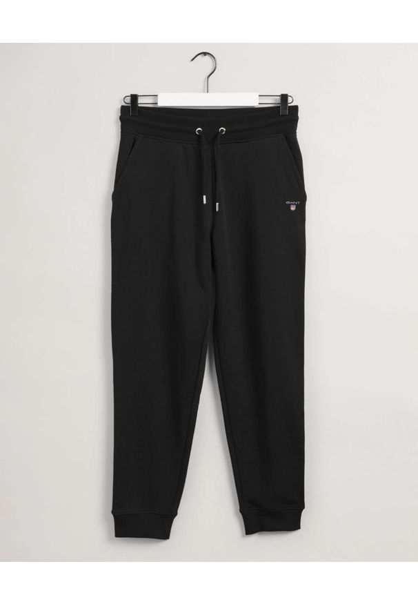 GANT - Czarne spodnie dresowe z haftowanym logo. Kolor: czarny. Materiał: dresówka. Wzór: haft