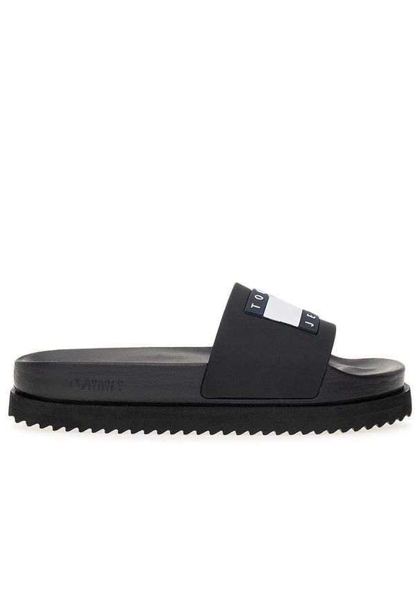 Klapki damskie Tommy Jeans Elevated Flatform EN0EN02451-BDS - czarne. Okazja: na co dzień, na plażę. Kolor: czarny. Materiał: kauczuk, materiał, guma. Szerokość cholewki: normalna. Wzór: aplikacja. Sezon: lato. Sport: pływanie