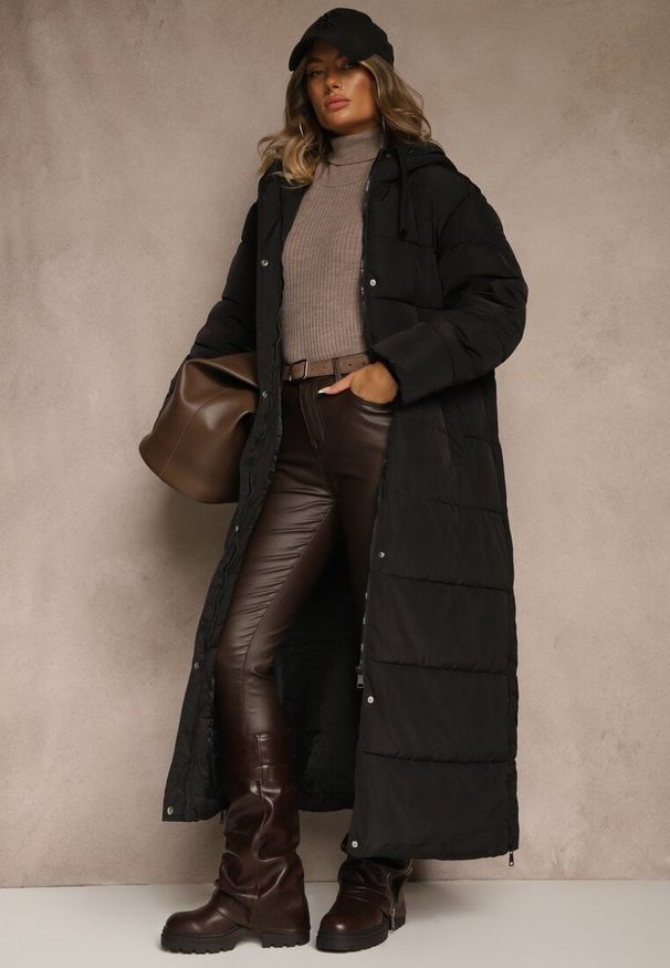 Renee - Czarna Prosta Kurtka z Pikowanymi Przeszyciami i Kapturem Acaite. Kolor: czarny. Materiał: poliester, jeans. Styl: elegancki