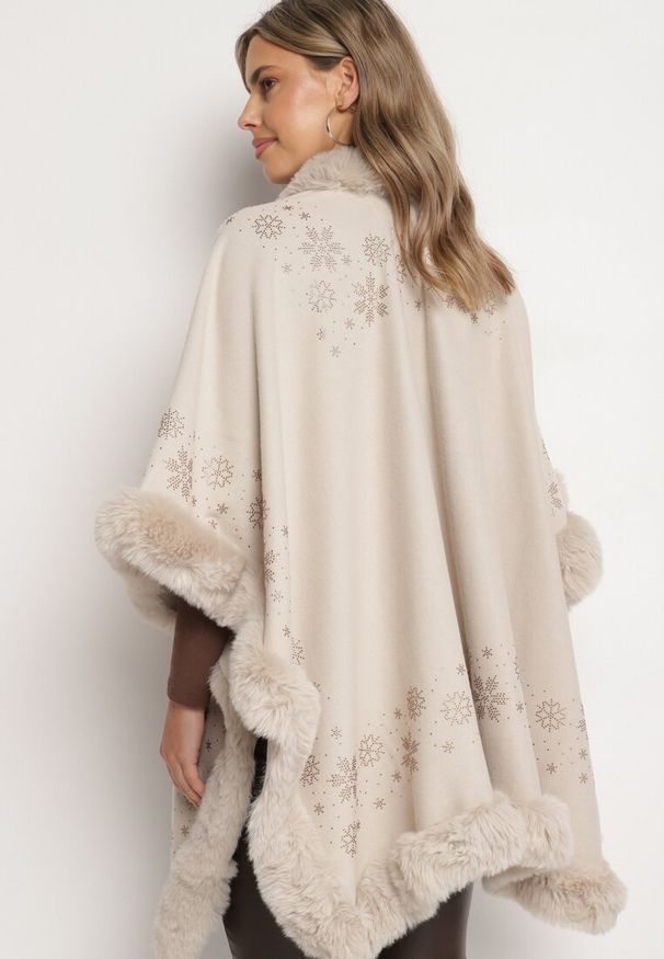 Born2be - Jasnobeżowe Ponczo z Wełną Ozdobione Futerkiem i Wzorami z Cyrkonii Issalla. Okazja: na co dzień, na spacer. Kolor: beżowy. Materiał: futro, wełna. Wzór: aplikacja. Styl: casual, klasyczny, elegancki