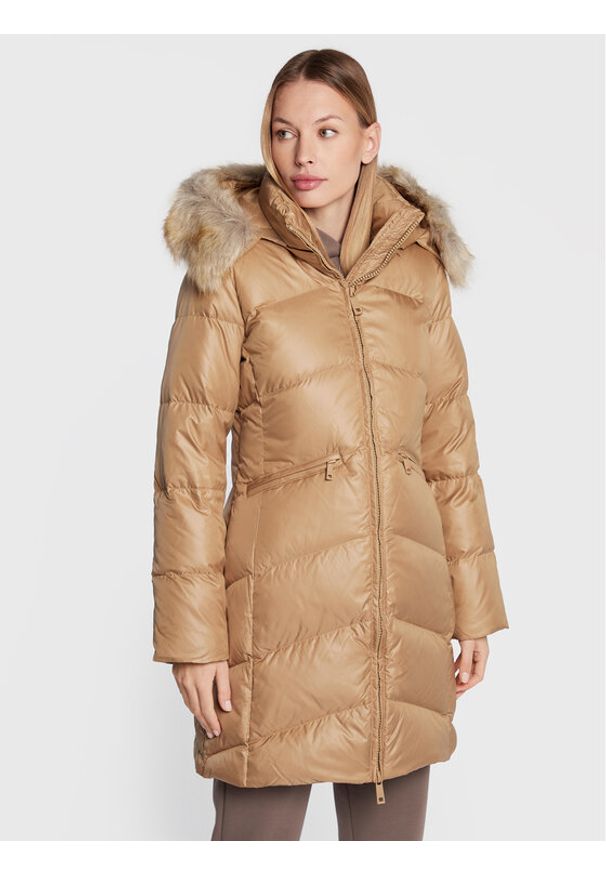 Calvin Klein Płaszcz zimowy Essential K20K204953 Beżowy Regular Fit. Kolor: beżowy. Materiał: syntetyk. Sezon: zima