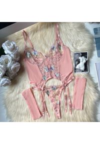 Intica - Komplet bielizny z kwiatowym haftem na romantyczne wieczory Gayane. Kolor: różowy. Materiał: materiał. Wzór: kwiaty, haft