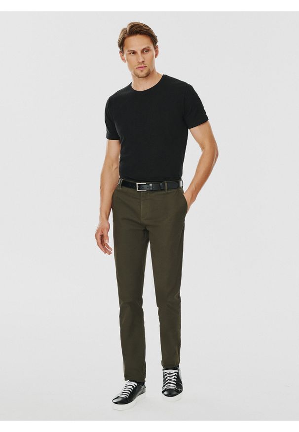 Pako Lorente - PAKO LORENTE – Gładkie spodnie męskie w kolorze zielonym. Kolor: zielony. Materiał: bawełna, elastan. Wzór: gładki. Styl: klasyczny