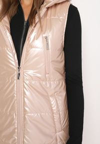 Born2be - Beżowa Długa Kamizelka z Kapturem Ozdobiona Imitacją Kieszeni Mavaria. Typ kołnierza: kaptur. Kolor: beżowy. Materiał: jeans. Długość: długie. Wzór: aplikacja. Sezon: wiosna, jesień. Styl: klasyczny, elegancki, sportowy #2