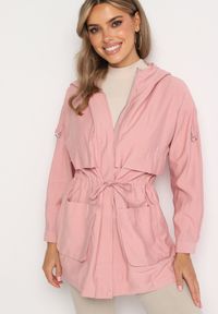 Born2be - Różowa Kurtka Parka z Nieodpinanym Kapturem i Troczkiem w Pasie Mevarie. Okazja: na co dzień. Kolor: różowy. Materiał: jeans. Wzór: aplikacja. Styl: casual, sportowy #1