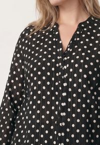 Born2be - Czarna Koszula z Wiskozy w Kropki z Metaliczną Nitką Ereis. Okazja: na co dzień. Kolekcja: plus size. Kolor: czarny. Materiał: wiskoza. Długość: długie. Wzór: kropki. Styl: elegancki, casual #8