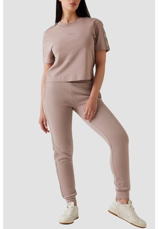 Guess - GUESS Różowy bawełniany t-shirt damski z lampasami Britney, Rozmiar S. Okazja: na co dzień. Kolor: różowy. Materiał: bawełna. Styl: elegancki, casual, sportowy