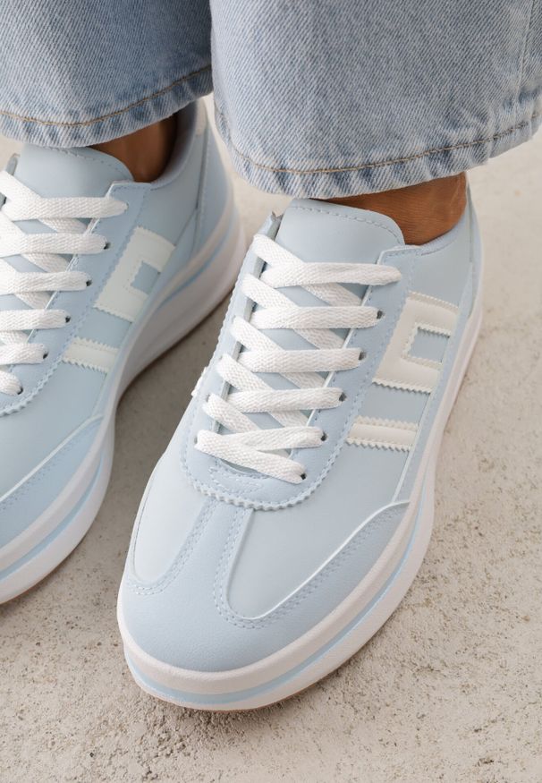 Born2be - Jasnoniebieskie Sneakersy na Grubej Podeszwie Ozdobione Geometrycznym Wzorem Asoastis. Okazja: na co dzień, na spacer, do pracy. Kolor: niebieski. Materiał: prążkowany, dzianina. Wzór: geometria, aplikacja. Sport: turystyka piesza