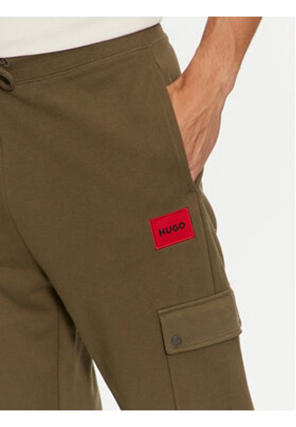 Hugo - HUGO Spodnie dresowe Dwellrom 50479164 Khaki Relaxed Fit. Kolor: brązowy. Materiał: bawełna