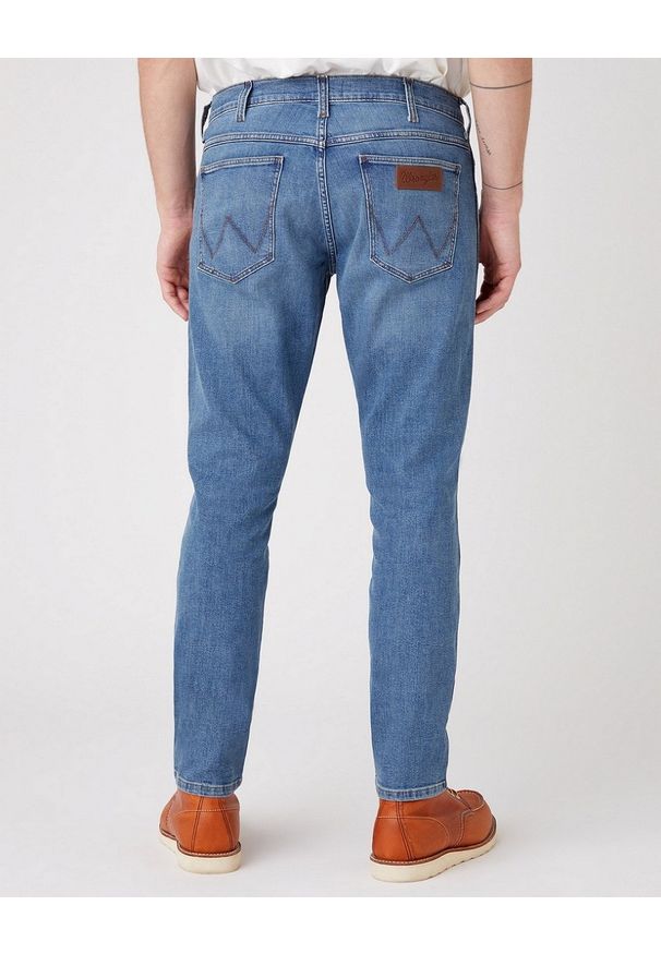 Wrangler - WRANGLER LARSTON MĘSKIE SPODNIE JEANSOWE DUSKY CLOUD W18SYJ38R 112145874