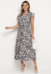 Born2be - Czarno-Biała Sukienka z Kopertowym Dekoltem z Gumką w Talii i Materiałowym Paskiem Xelovia. Okazja: na co dzień. Kolor: czarny. Materiał: materiał. Typ sukienki: kopertowe. Styl: casual, elegancki #7