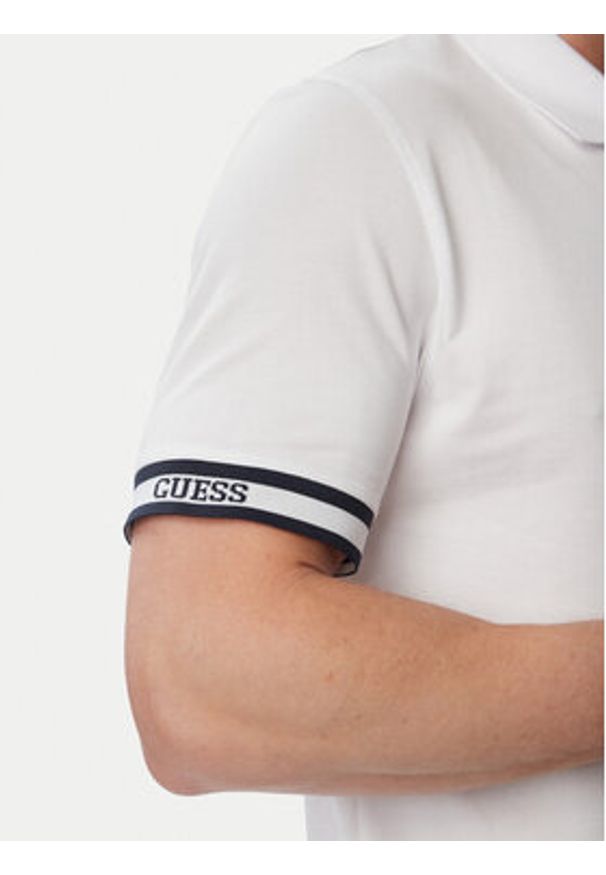 Guess Polo M6GP60 K3076 Biały Regular Fit. Typ kołnierza: polo. Kolor: biały. Materiał: bawełna