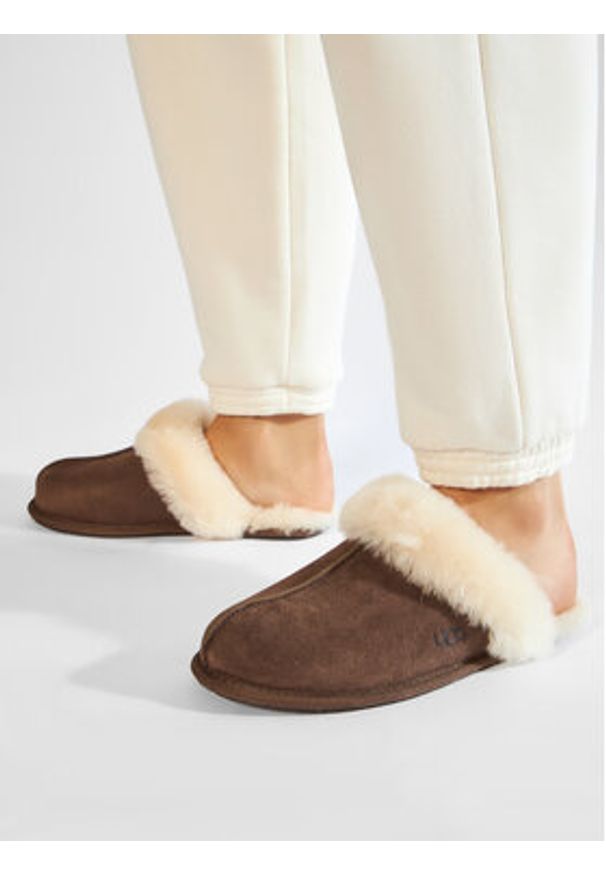 Ugg Kapcie W Scuffette II 1106872 Brązowy. Kolor: brązowy. Materiał: skóra