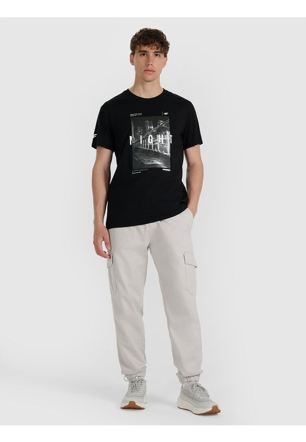 4f - 4F T-shirt regular z nadrukiem męski - czarny S. Okazja: na co dzień. Kolor: czarny. Materiał: jersey, bawełna, materiał. Długość rękawa: krótki rękaw. Długość: krótkie. Wzór: nadruk. Styl: sportowy, klasyczny, casual