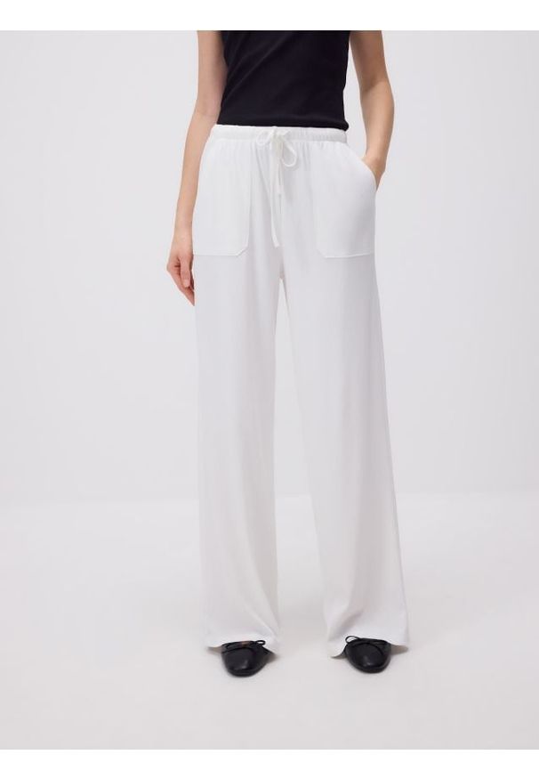 Reserved - Szerokie spodnie z wiązaniem - biały. Kolor: biały. Materiał: dzianina. Wzór: gładki