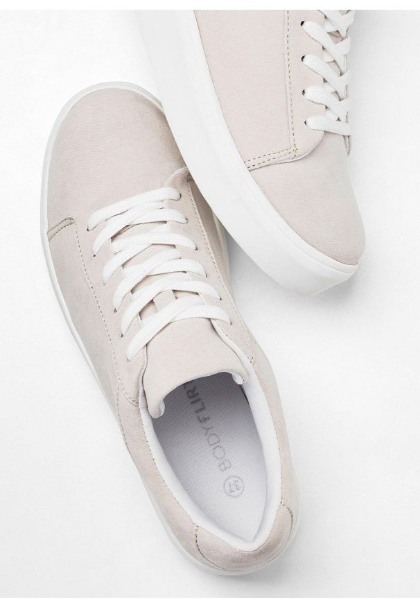bonprix - Sneakersy na podeszwie platformie. Kolor: beżowy. Obcas: na platformie