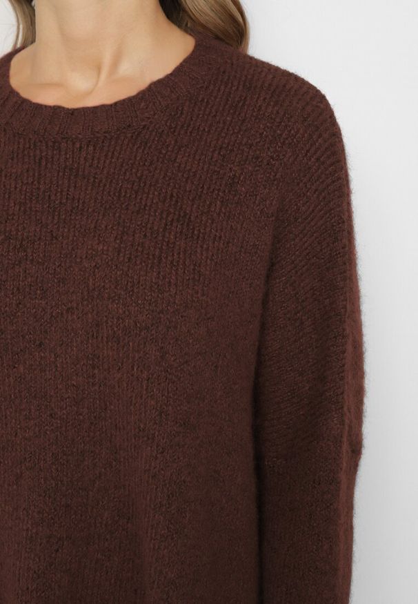 Born2be - Brązowy Klasyczny Sweter o Kroju Oversize Zallelia. Okazja: na spotkanie biznesowe, do pracy, na co dzień. Kolor: brązowy. Materiał: wełna. Długość rękawa: długi rękaw. Długość: długie. Sezon: jesień. Styl: klasyczny