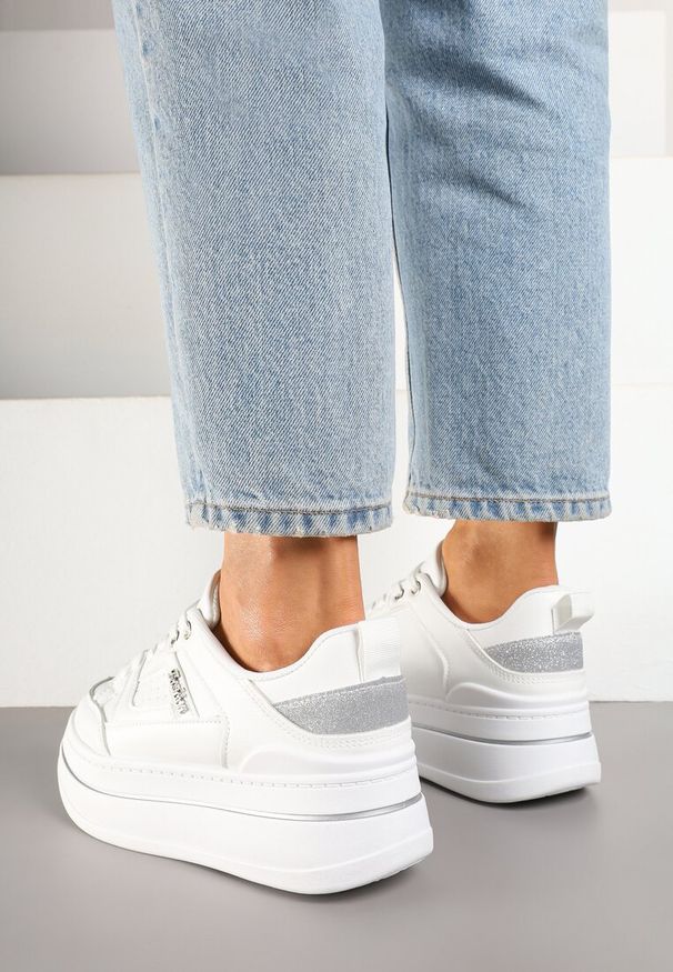Renee - Białe Sneakersy z Brokatem na Platformie Larinea. Zapięcie: sznurówki. Kolor: biały. Materiał: jeans. Wzór: aplikacja. Obcas: na platformie