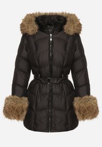 Born2be - Czarna Pikowana Kurtka z Paskiem i Kapturem Zdobiona Futerkiem Olunelia. Okazja: na co dzień. Kolor: czarny. Materiał: futro. Wzór: aplikacja. Styl: klasyczny, casual, elegancki #5