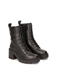 Kazar - Botki na grubym obcasie zdobione tłoczeniem. Okazja: na co dzień. Zapięcie: sznurówki. Kolor: czarny. Szerokość cholewki: normalna. Wzór: aplikacja. Materiał: skóra. Sezon: zima. Obcas: na obcasie. Styl: casual. Wysokość obcasa: średni #3
