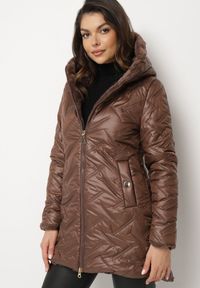 Born2be - Brązowa Kurtka Pikowana z Kapturem Ocieplona Futerkiem Zennira. Okazja: na co dzień. Typ kołnierza: kaptur. Kolor: brązowy. Materiał: futro. Sezon: jesień, zima. Styl: elegancki, casual #3