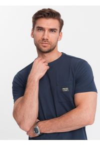 Ombre Clothing - Casualowy t-shirt męski z naszywką na kieszeni – granatowy V10 - Rozmiar: XXL. Okazja: na co dzień. Kolor: niebieski. Materiał: guma, skóra, jersey, bawełna. Wzór: aplikacja. Styl: casual