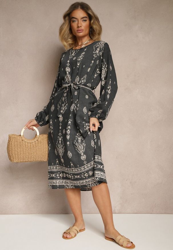 Renee - Ciemnoszara Pudełkowa Sukienka Boho w Etniczne Wzory z Paskiem Lisalenea. Okazja: na co dzień. Kolor: szary. Długość rękawa: długi rękaw. Sezon: lato. Styl: boho