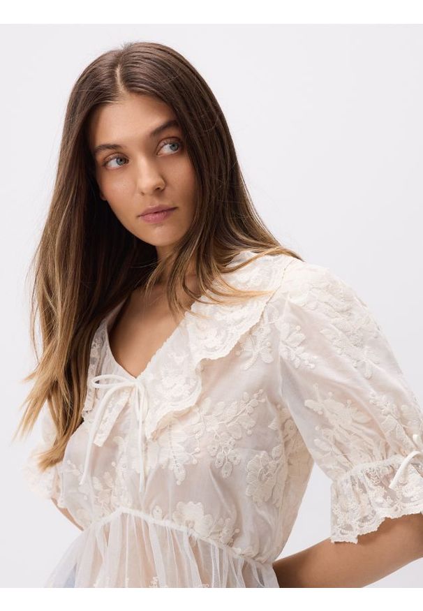 Reserved - Haftowana bluzka z baskinką - złamana biel. Wzór: haft