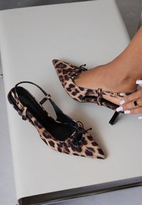 Renee - Panterkowe Sandały Vices z Kokardką Terozia. Okazja: na co dzień, na randkę. Materiał: lakier, jeans. Obcas: na obcasie. Styl: klasyczny, elegancki, casual. Wysokość obcasa: średni