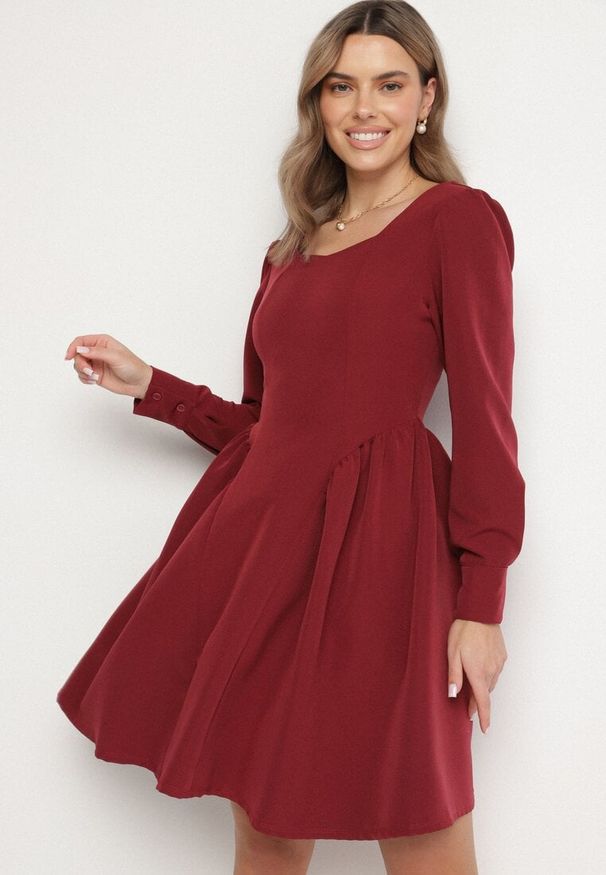 Born2be - Bordowa Rozkloszowana Sukienka z Kwadratowym Dekoltem Katilora. Typ kołnierza: dekolt kwadratowy. Kolor: czerwony. Długość rękawa: długi rękaw. Styl: klasyczny