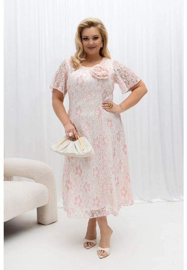 Moda Size Plus Iwanek - Elegancka sukienka Dorisse w kolorze ecru z akcentem pudrowego różu Koronka MIDI rozkloszowana koronkowa na podszewce PLUS SIZE XXL OVERSIZE WIOSNA. Okazja: na randkę, na urodziny, na wesele, na komunię, na ślub cywilny, na imprezę. Kolekcja: plus size. Kolor: różowy. Wzór: koronka. Typ sukienki: oversize, dla puszystych. Materiał: koronka. Sezon: wiosna. Styl: elegancki. Długość: midi