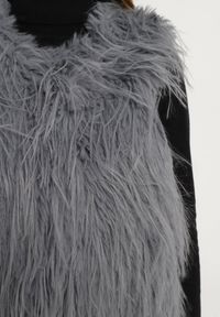 Born2be - Ciemnoszara Kamizelka Futrzana ze Wsuwanymi Kieszeniami Venzira. Okazja: na co dzień. Kolor: szary. Materiał: futro. Wzór: aplikacja. Styl: casual, elegancki #3