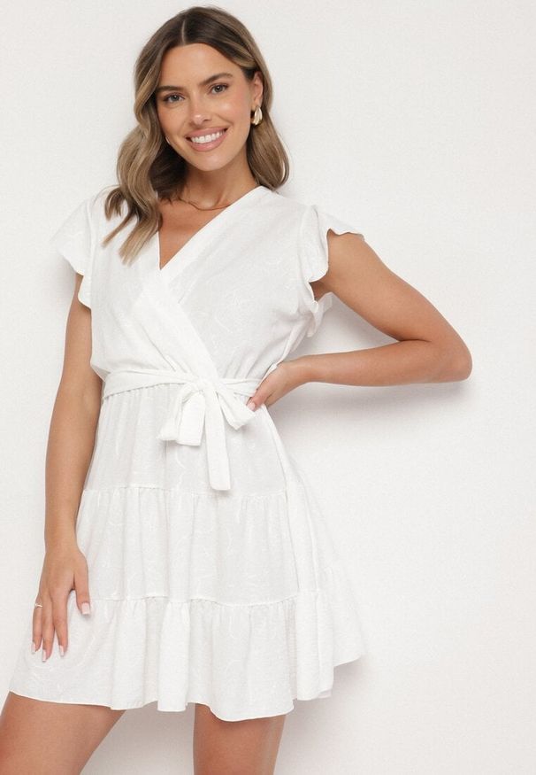 Born2be - Biała Kopertowa Sukienka Ozdobiona Falbanami i Paskiem Liliessa. Okazja: na co dzień. Typ kołnierza: dekolt w kształcie V. Kolor: biały. Wzór: aplikacja. Typ sukienki: kopertowe. Styl: klasyczny, casual, elegancki